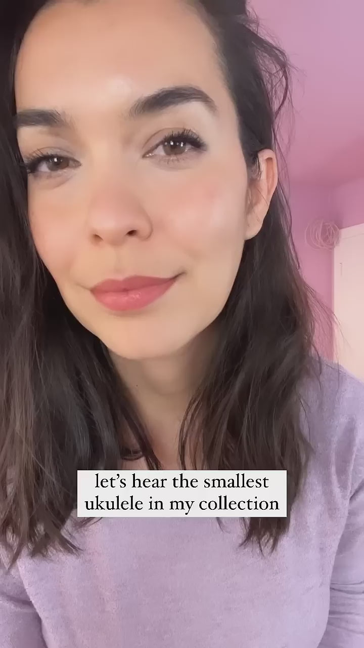 Mini Guitar with 4 strings Clear sound